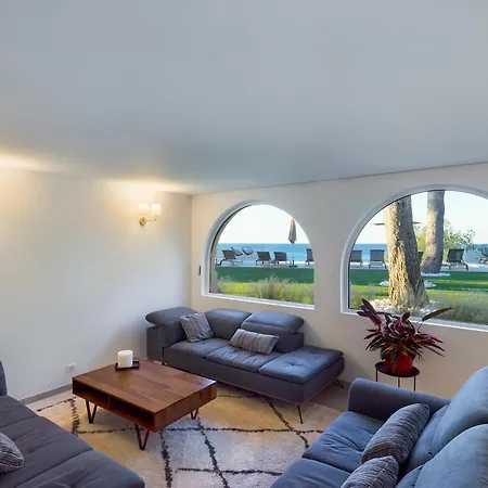 Maison De Maitre Avec Piscine En Front De *