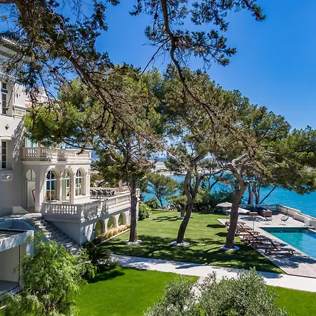 Maison De Maitre Avec Piscine En Front De Villa *