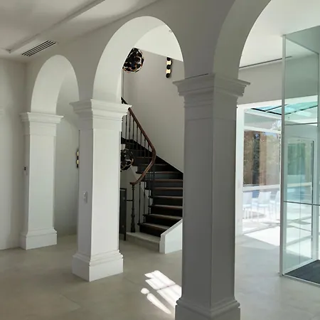 Maison De Maitre Avec Piscine En Front De Villa *