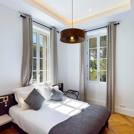 Maison De Maitre Avec Piscine En Front De