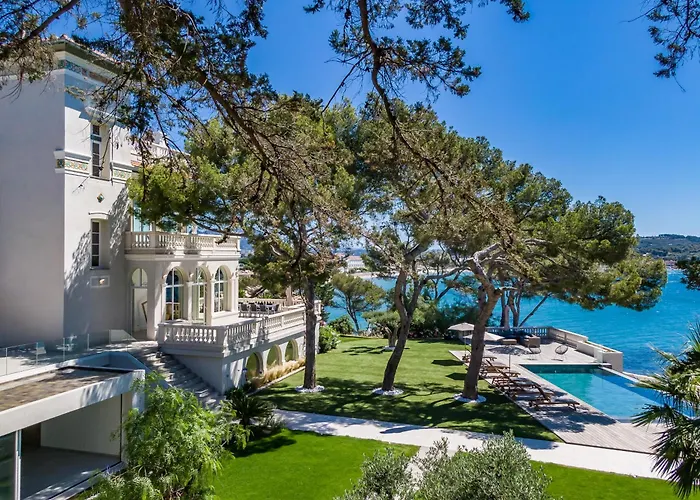 Maison De Maitre Avec Piscine En Front De Villa *