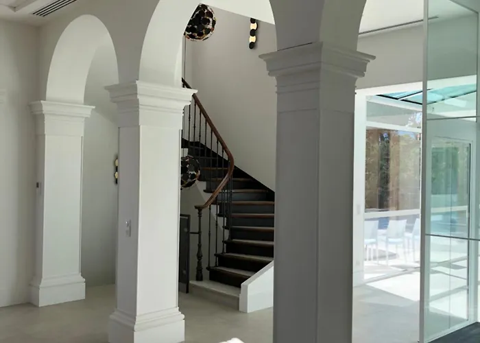 Maison De Maitre Avec Piscine En Front De Villa *