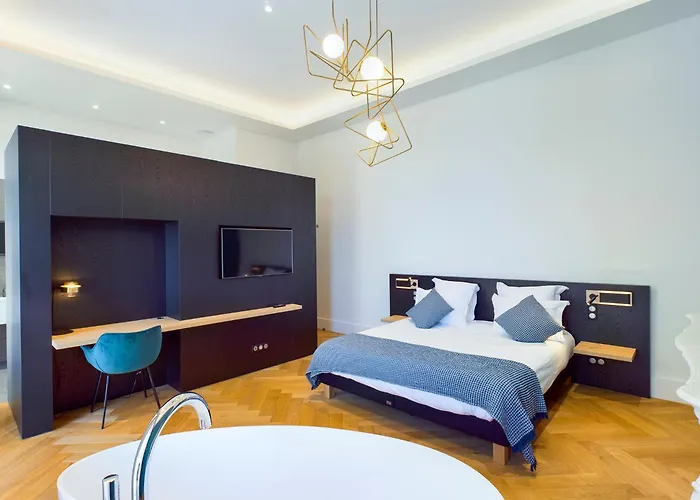 Villa Maison De Maitre Avec Piscine En Front De