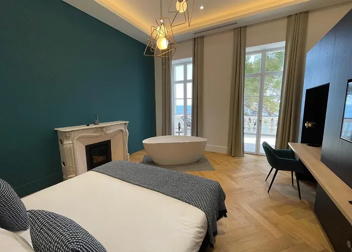 Maison De Maitre Avec Piscine En Front De